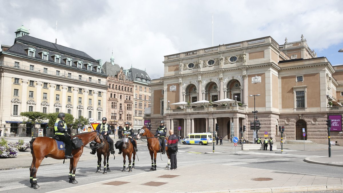 Ridande polis på Gustav Adolfs torg inför Svenskarnas partis demonstration. 